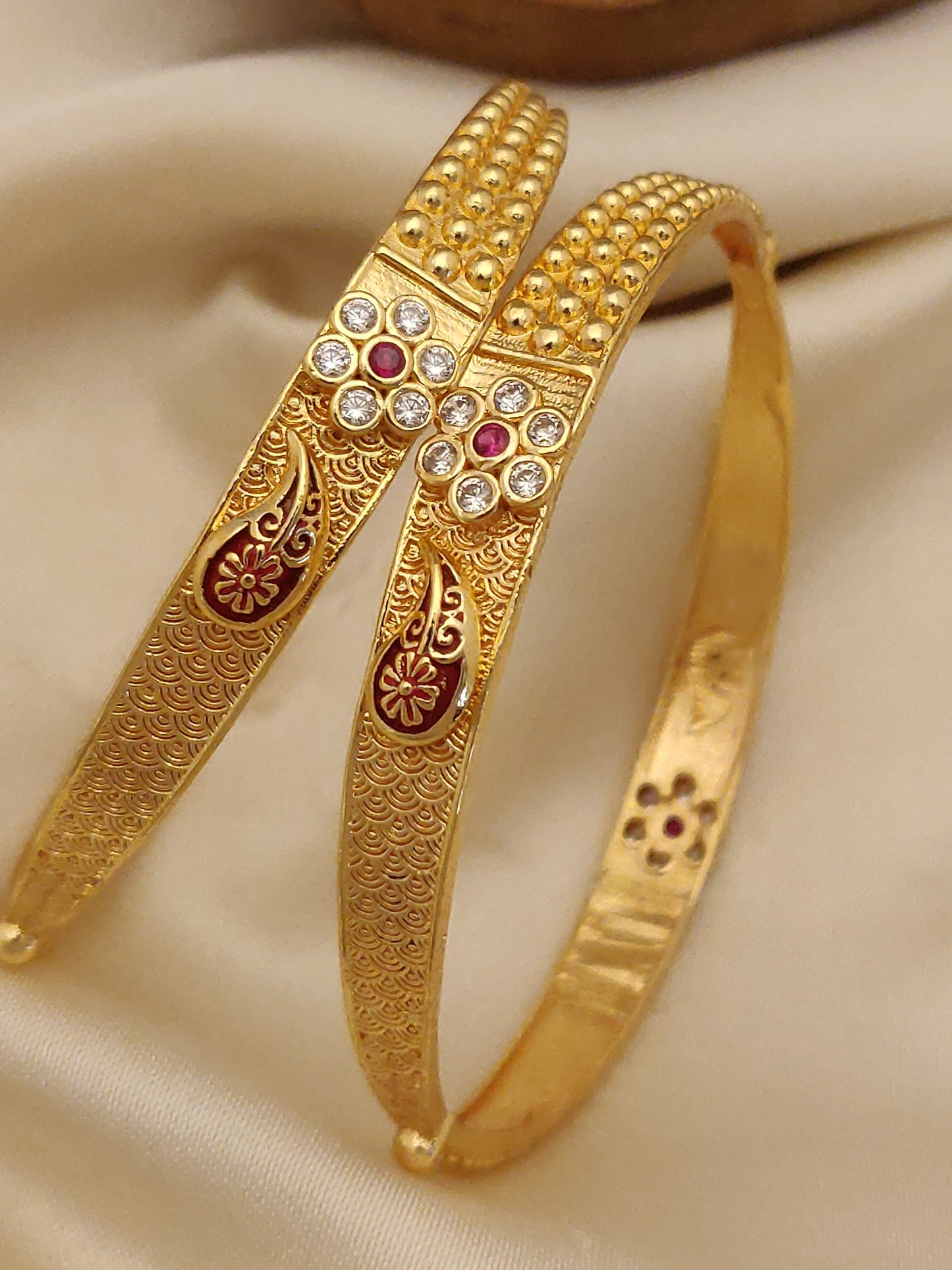 Fancy Bangle with Pink and White Diamnod